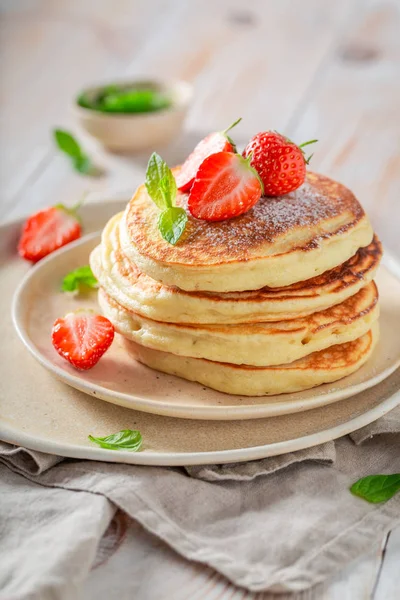Delicious American Pancakes Fresh Strawberries Sugar — Stock Photo, Image