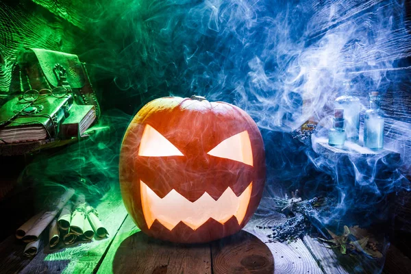 Calabaza Halloween Aterradora Con Humo Azul Verde —  Fotos de Stock