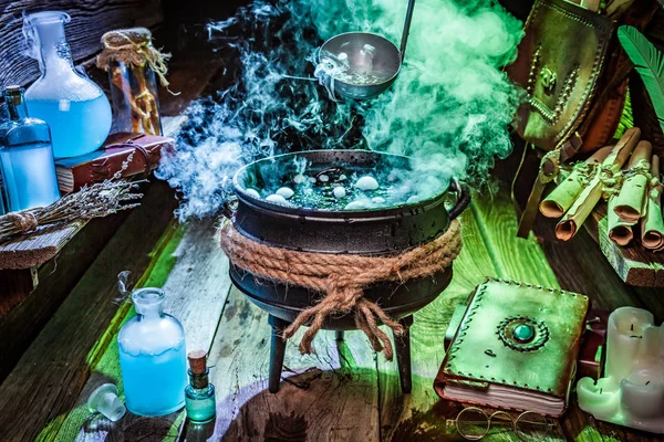 Cabaña Brujas Con Humo Azul Verde Para Halloween —  Fotos de Stock