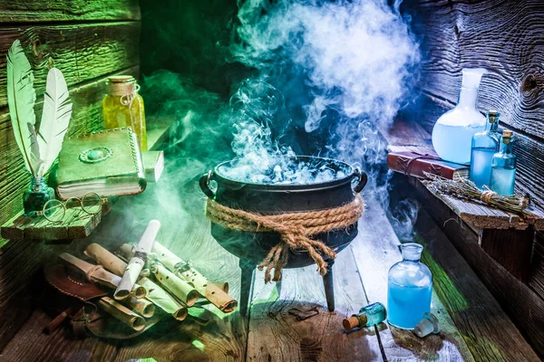 Caldeirão Halloween Com Fumaça Azul Verde — Fotografia de Stock