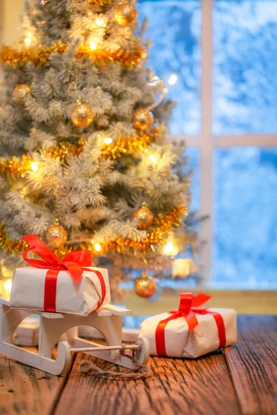 Regalos Árbol Navidad Con Luces Ventana Congelada —  Fotos de Stock