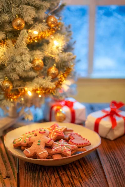 Leckere Lebkuchen Und Weihnachtsbaum Auf Holztisch — Stockfoto