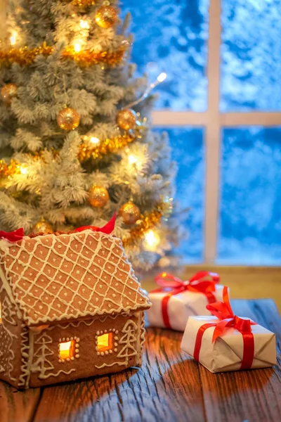 Lebkuchenhaus Weihnachtsbaum Und Geschenke Mit Blau Gefrorenem Fenster — Stockfoto