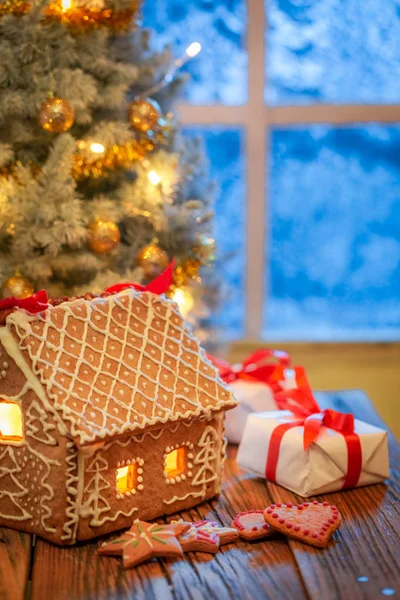 Lebkuchenhaus Plätzchen Und Weihnachtsbaum Mit Blau Gefrorenem Fenster — Stockfoto