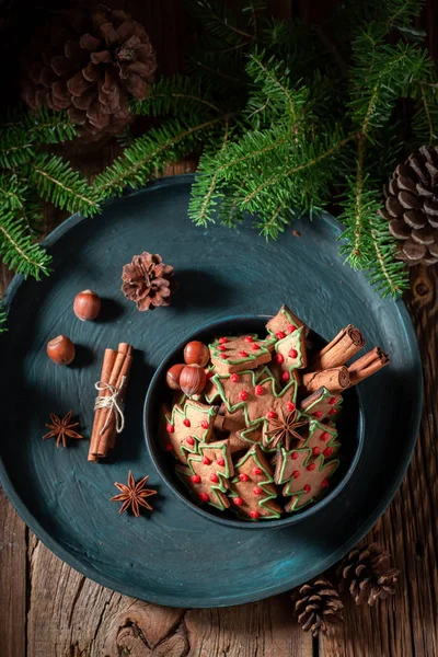Gingerbread Koekjes Vorm Van Een Kerstboom Met Pinecone — Stockfoto
