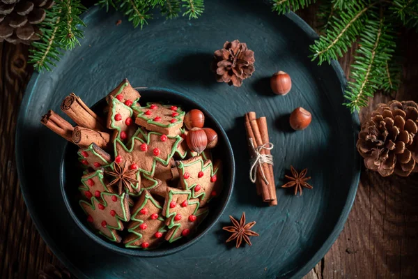 Gingerbread Koekjes Vorm Van Een Kerstboom Dienblad — Stockfoto