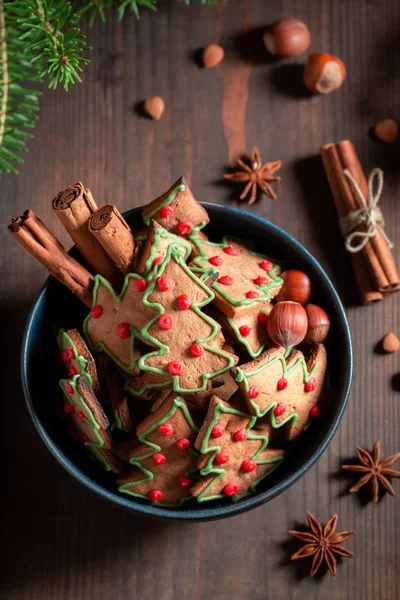 Traditionell Plätzchen Form Eines Weihnachtsbaums Mit Tannenzapfen — Stockfoto