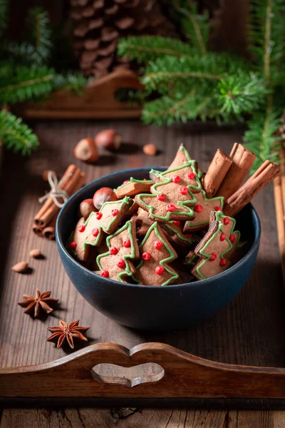 Galletas Jengibre Forma Árbol Navidad Con Especias — Foto de Stock