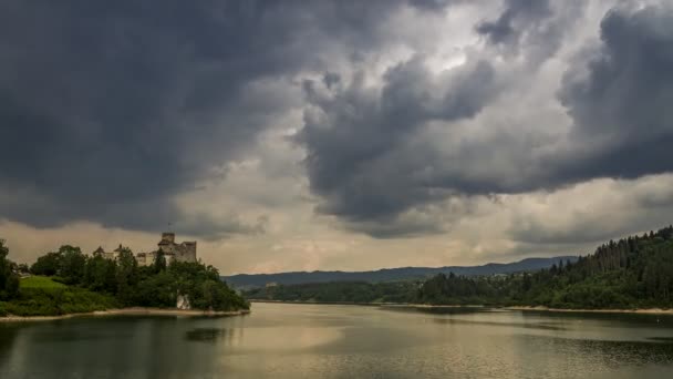 Nubes Sobre Castillo Niedzica Junto Lago Verano Polonia Timelapse — Vídeo de stock