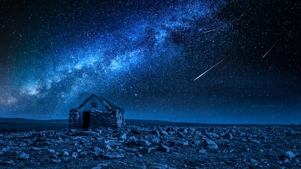 Pequeña Casa Piedra Vía Láctea Con Estrellas Que Caen Islandia —  Fotos de Stock