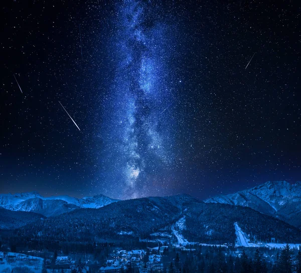 天の川と流れ星冬にザコパネ — ストック写真