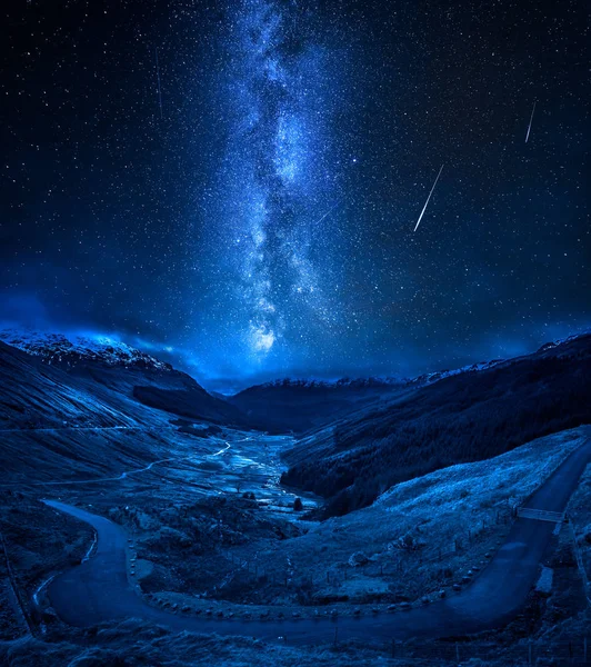 蜿蜒的山路越过峡谷与坠落的星星 — 图库照片