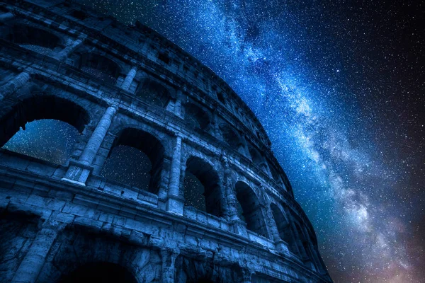 天の川と夜のローマ イタリアのコロッセオ — ストック写真