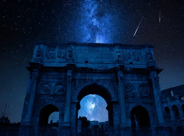 Leitosa Com Estrelas Cadentes Sobre Arco Triunfo Roma Itália — Fotografia de Stock