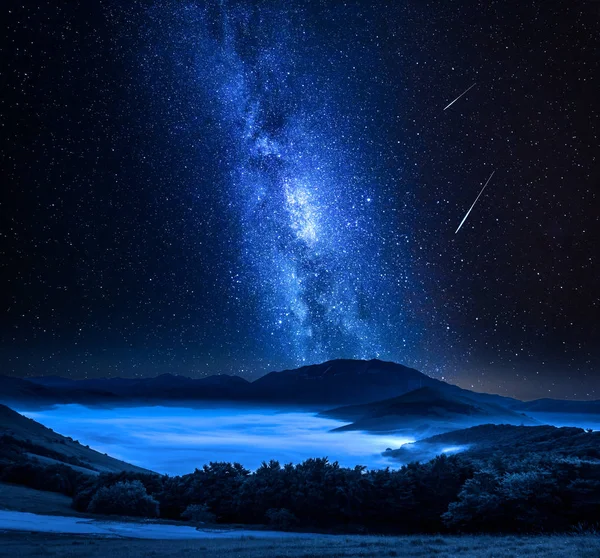 Vía Láctea Estrellas Que Caen Sobre Montañas Castelluccio Umbría Italia — Foto de Stock