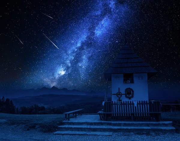 Voie Lactée Dessus Petite Chapelle Dans Les Montagnes Tatra Pologne — Photo