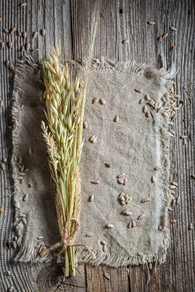 Oren Een Linnen Doek Met Zaden Als Achtergrond — Stockfoto