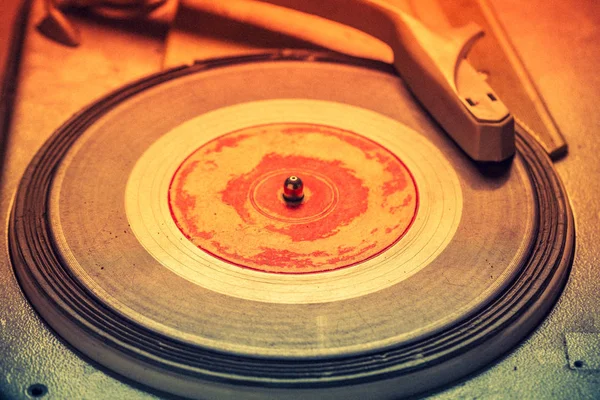 Vintage Gramophone Old Vinyls Scratched — Stock Photo, Image