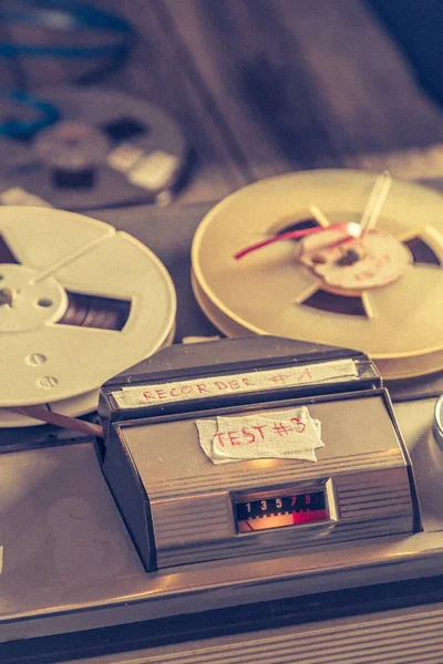 Vintage Bobine Enregistreur Audio Avec Quelques Rouleaux Bande — Photo