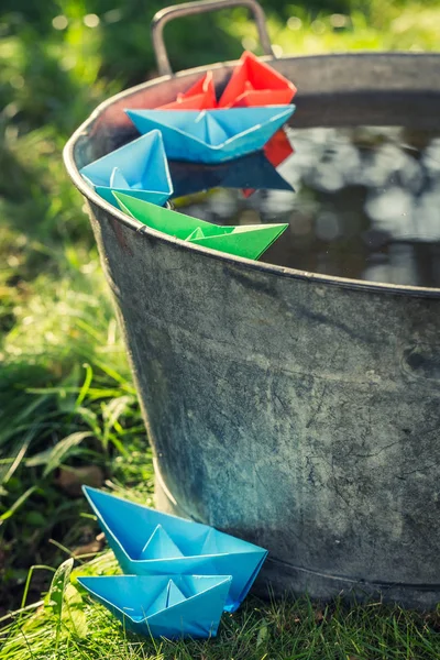 Маленькие Бумажные Лодки Плавающие Воде Умывальнике — стоковое фото