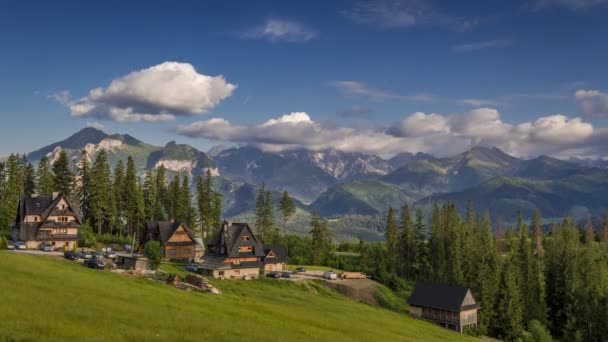 Pôr Sol Verão Pequena Aldeia Fundo Tatras Polônia Timelapse — Vídeo de Stock