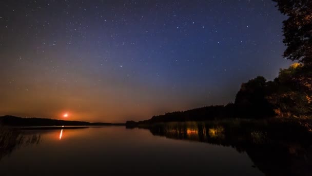 在夏湖上 夜晚移动的银河的时间流逝 时光流逝 — 图库视频影像