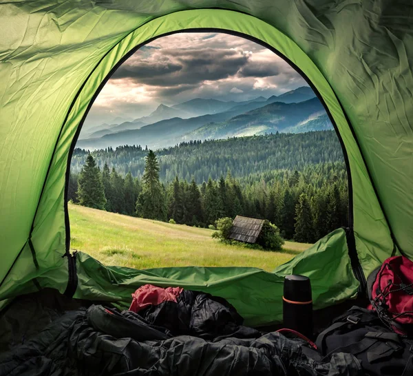 从帐篷到塔特拉山的绿色山谷的看法 — 图库照片
