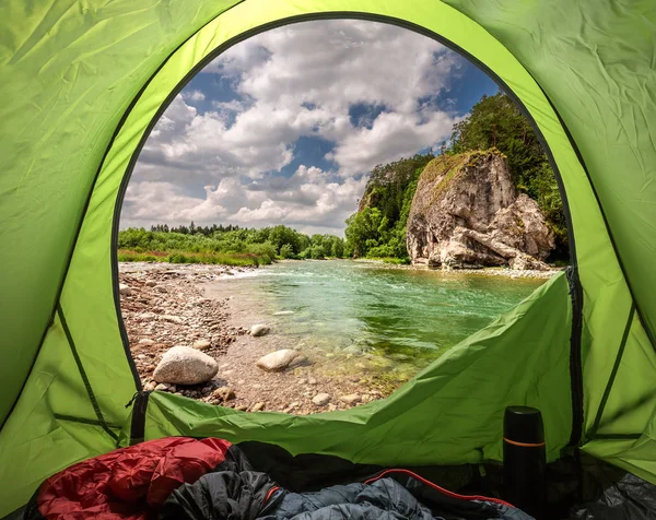 从帐篷到皮尼山的比亚尔卡河的景色 — 图库照片