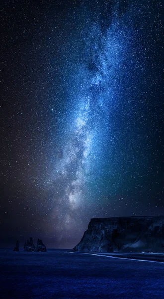Vintergatan Över Svart Sandstrand Natten Island — Stockfoto