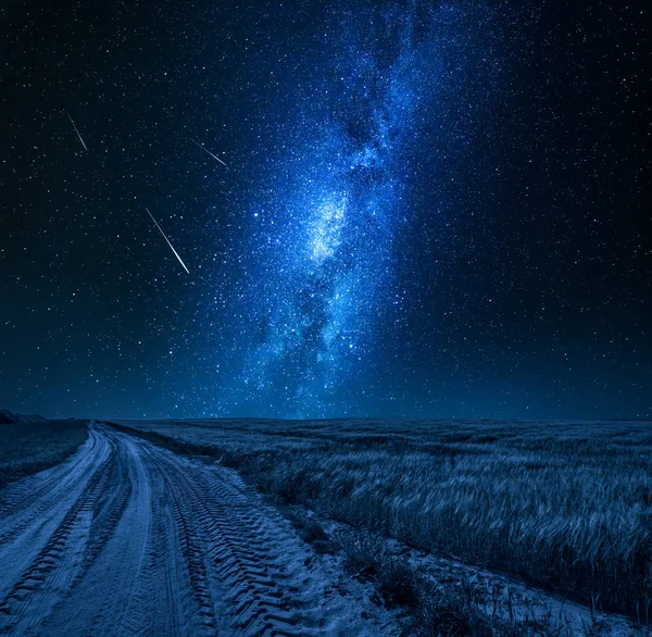 Fantastisk Vintergatan Över Fältet Med Landsväg Natten — Stockfoto