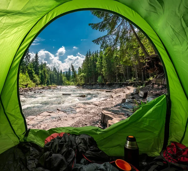 夏天在塔特拉斯可以查看帐篷到冰冷的河流 — 图库照片