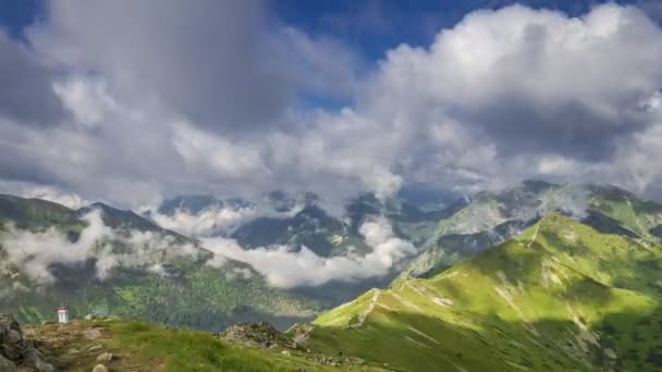 Yeşil vadi ve Kasprowy Wierch bulutlar, Polonya, timelapse, 4k ile güneşli gün — Stok video