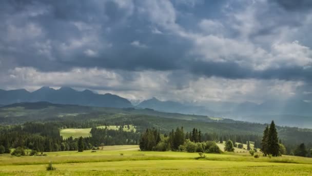 Zomer storm met regen over Tatra gebergte in Polen, Timelapse, 4k — Stockvideo