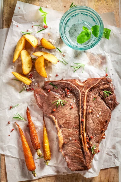 Beyaz Masa Ile Taze Tbone Biftek Servis — Stok fotoğraf