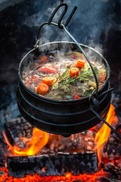 Lezzetli Yapımı Hunter Stew Kamp Ateşi Üzerinde — Stok fotoğraf