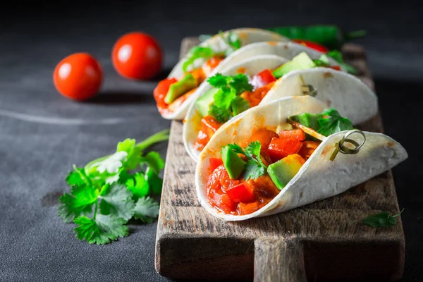 Taco Messicano Con Salsa Pomodoro Avocado Sul Tavolo Cemento — Foto Stock