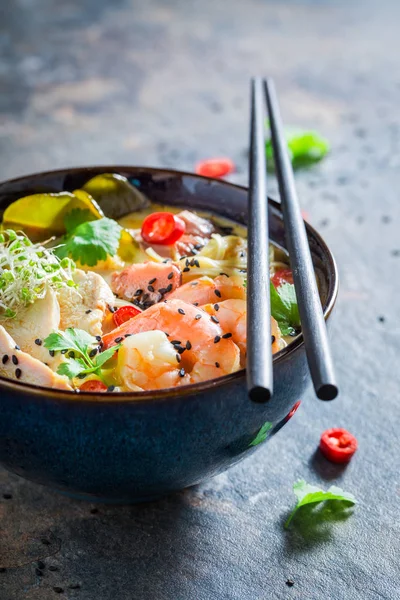 おいしいマレーシア スープ海老とココナッツ ミルクのクローズ アップ — ストック写真