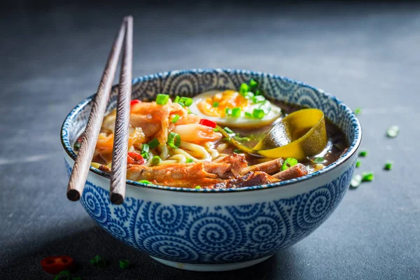 Kiimchi Soep Met Bieslook Noedels Betonnen Tafel — Stockfoto