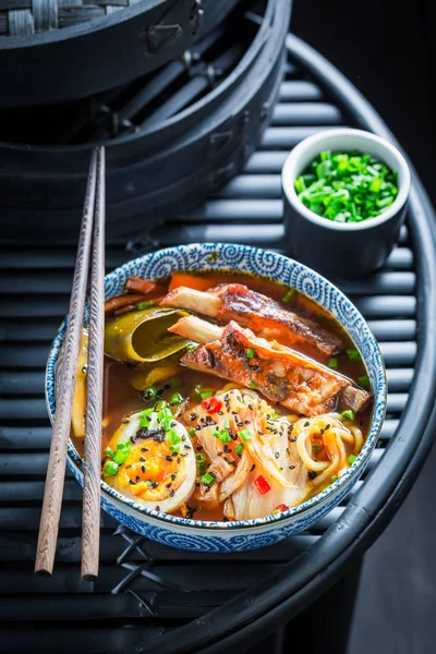 Sup Kimchi Lezat Dengan Bawang Dan Mie Atas Meja Hitam — Stok Foto