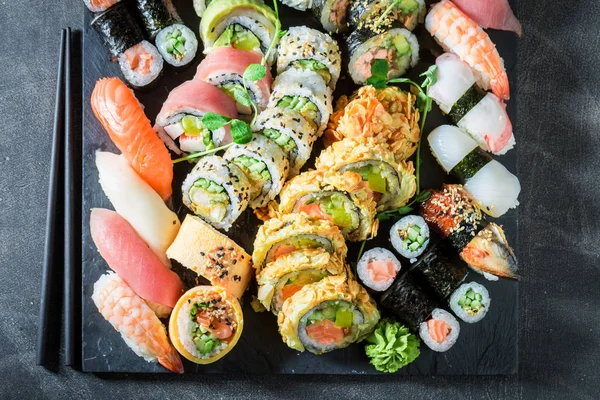 Sushi Mix Gjord Lax Och Avokado Konkreta Bord — Stockfoto