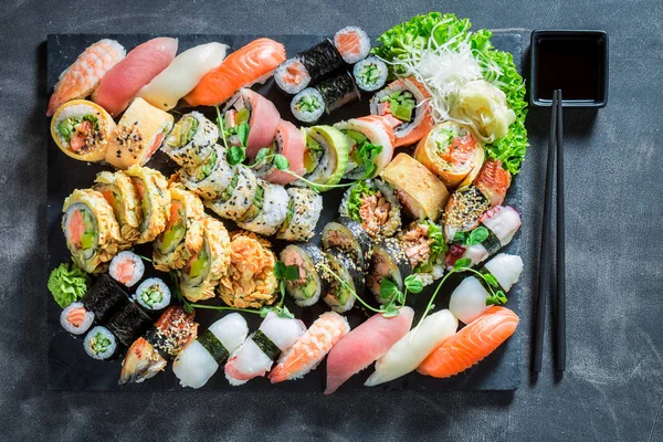 Draufsicht Auf Gesundes Sushi Set Mit Garnelen Und Reis — Stockfoto