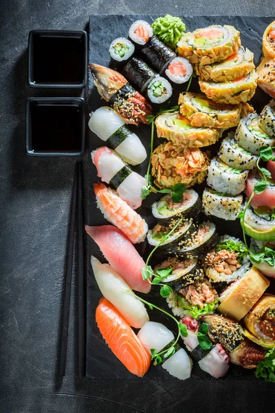 Sushi Set Aus Gemüse Und Meeresfrüchten Auf Betontisch — Stockfoto