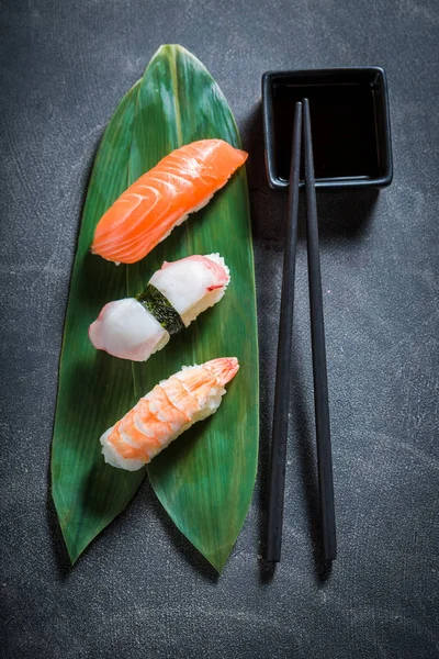 Blick Von Oben Auf Nigiri Sushi Mit Kraken Garnelen Und — Stockfoto