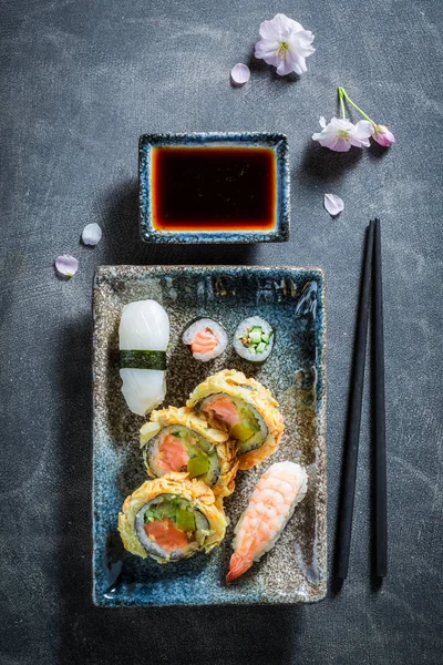 Sushi Set Aus Lachs Und Avocado Von Oben — Stockfoto