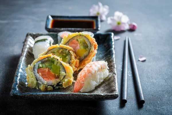 Sushi Set Aus Lachs Und Avocado Auf Betontisch — Stockfoto
