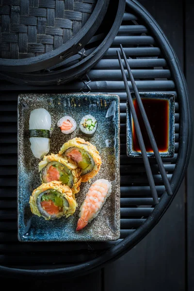 Sushi Set Aus Lachs Und Avocado Auf Dunklem Tisch — Stockfoto
