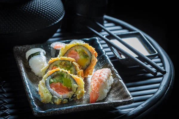 Nahaufnahme Von Sushi Mix Mit Shrimps Und Reis — Stockfoto