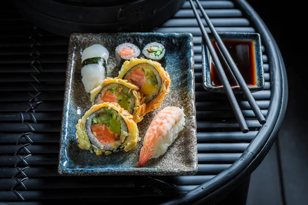 在黑暗的桌子上与芥末和酱油混合的寿司 — 图库照片
