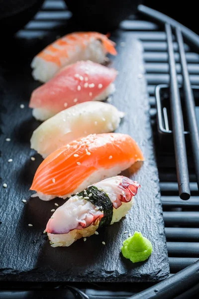 Nahaufnahme Von Nigiri Sushi Aus Lachs Und Reis — Stockfoto