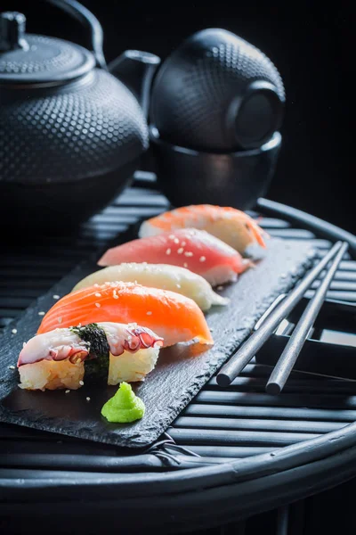 Nahaufnahme Von Nigiri Sushi Mit Meeresfrüchten Auf Dunklem Tisch — Stockfoto